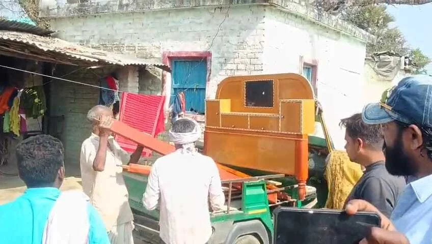 बेटी की शादी के लिए राजू सहनी ने भेंट किए पलंग, सोफा और घरेलू सामान; परिजनों ने कहा- 'भगवान ऐसा नेक इंसान सबको दे' 3