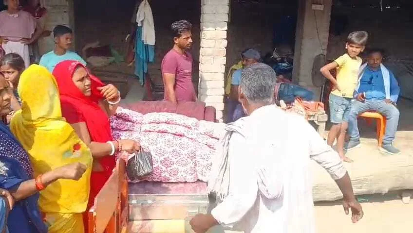 बेटी की शादी के लिए राजू सहनी ने भेंट किए पलंग, सोफा और घरेलू सामान; परिजनों ने कहा- 'भगवान ऐसा नेक इंसान सबको दे' 2