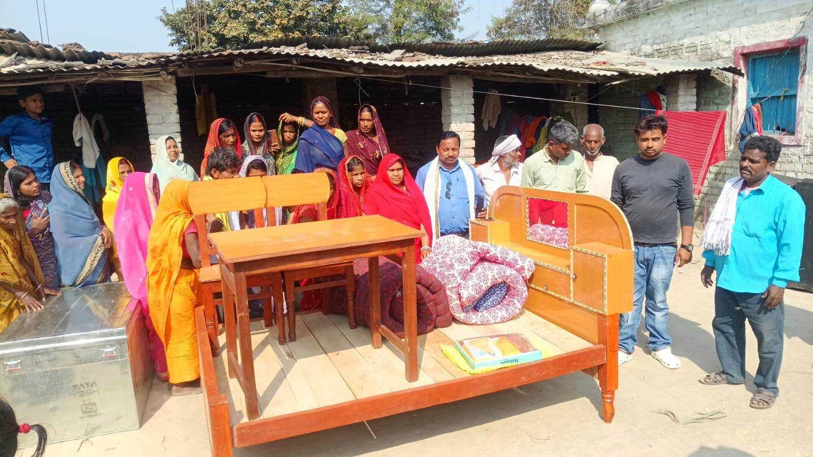 बेटी की शादी के लिए राजू सहनी ने भेंट किए पलंग, सोफा और घरेलू सामान; परिजनों ने कहा- 'भगवान ऐसा नेक इंसान सबको दे' 13