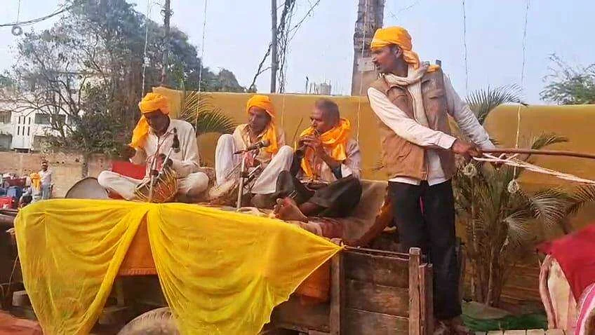 समस्तीपुर में दिखी 80 के दशक की झलक: महंगी कारों को छोड़ 35 बैलगाड़ियों पर निकली बारात, देखने के लिए उमड़ी भीड़ 3