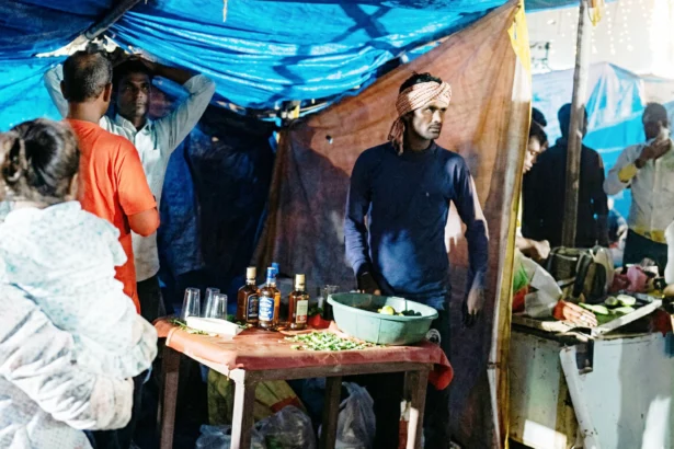 समस्तीपुर के बाबा केवल स्थान मेले में शराबबंदी की उड़ रही धज्जियां, काउंटर लगाकर बिक रही शराब 3