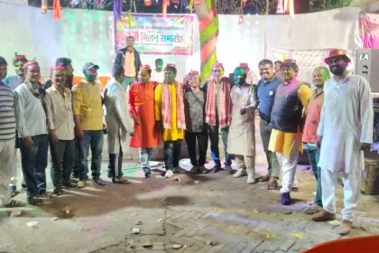 बरौनी के चकिया में भव्य होली मिलन समारोह, गीतों और गुलाल से सराबोर हुआ परिसर, दो दर्जन कलाकारों ने दी प्रस्तुति 31