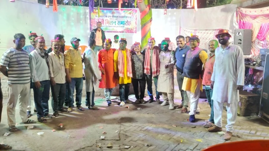 बरौनी के चकिया में भव्य होली मिलन समारोह, गीतों और गुलाल से सराबोर हुआ परिसर, दो दर्जन कलाकारों ने दी प्रस्तुति 1