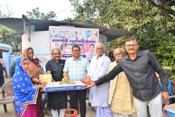 बीहट: वार्ड 24 में 70 महिलाओं को मिला उज्ज्वला गैस का तोहफा, बीडीओ ने कहा- हर गरीब तक पहुँचे सरकारी योजना का लाभ 1