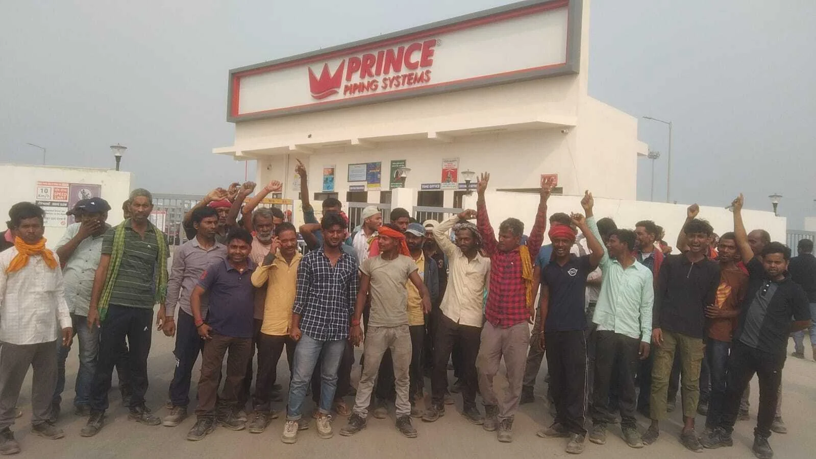 बरौनी: प्रिंस पाइप्स फैक्ट्री में श्रम नियमों के उल्लंघन पर मजदूरों का फूटा गुस्सा, गेट पर किया प्रदर्शन 3