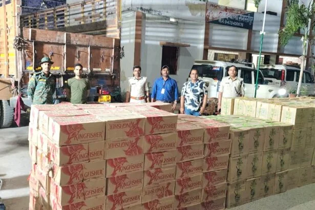 समस्तीपुर: उत्पाद विभाग की बड़ी करवाई : विवाह भवन के पास खड़े ट्रक से मिली 290 कार्टन शराब, बीयर और वोडका; तस्करों में मची खलबली 1