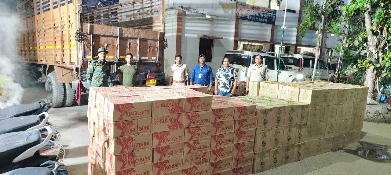 समस्तीपुर: उत्पाद विभाग की बड़ी करवाई : विवाह भवन के पास खड़े ट्रक से मिली 290 कार्टन शराब, बीयर और वोडका; तस्करों में मची खलबली 6