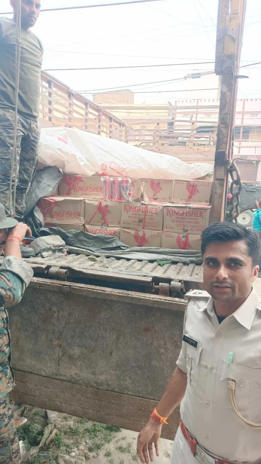 समस्तीपुर: उत्पाद विभाग की बड़ी करवाई : विवाह भवन के पास खड़े ट्रक से मिली 290 कार्टन शराब, बीयर और वोडका; तस्करों में मची खलबली 3