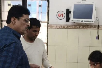 समस्तीपुर: सुबह सुबह सिविल सर्जन ने अचानक इमरजेंसी वार्ड का किया औचक निरीक्षण,व्यवस्था देखकर ड्यूटी पर तैनात स्वास्थ्य कर्मी को लगाई जमकर फटकार 12