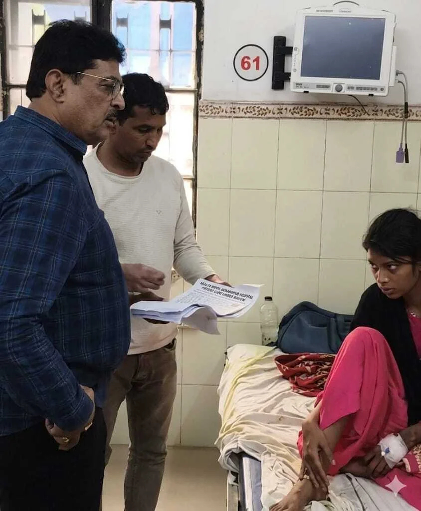 समस्तीपुर: सुबह सुबह सिविल सर्जन ने अचानक इमरजेंसी वार्ड का किया औचक निरीक्षण,व्यवस्था देखकर ड्यूटी पर तैनात स्वास्थ्य कर्मी को लगाई जमकर फटकार 5