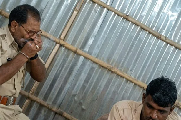 बेगूसराय में कानून का रखवाला ही उड़ा रहा धज्जियां, वर्दी पहन सरेआम पी रहा गांजा, वीडियो वायरल 1