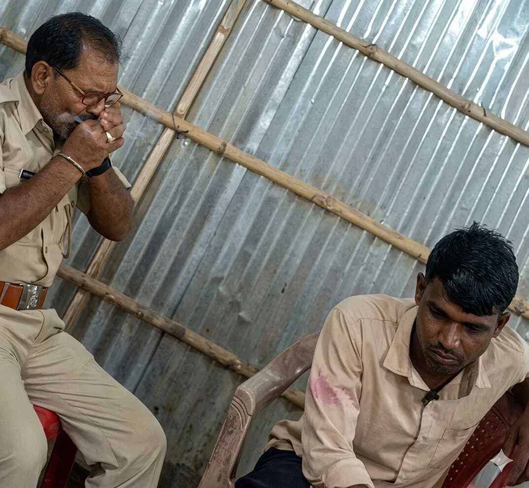 बेगूसराय में कानून का रखवाला ही उड़ा रहा धज्जियां, वर्दी पहन सरेआम पी रहा गांजा, वीडियो वायरल 4