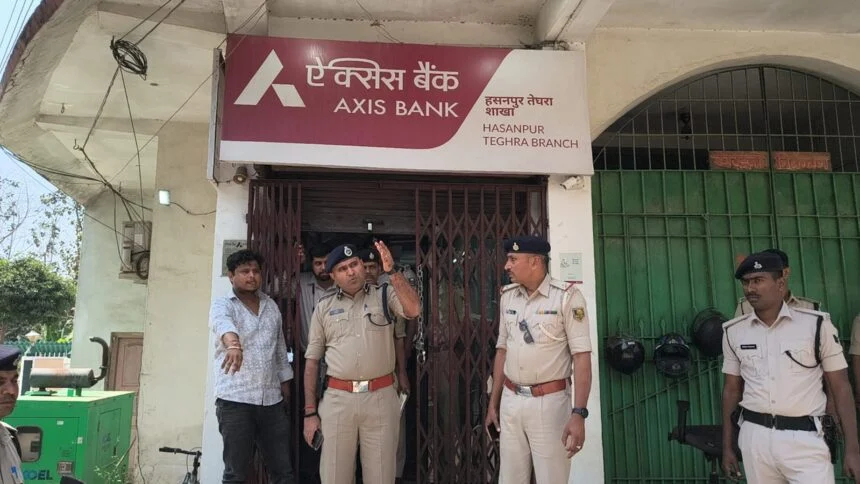 बेगूसराय के तेघरा में बैंक डकैती: तेघरा के एक्सिस बैंक में 6 अपराधियों ने हथियार के बल पर की लाखों की लूट 1