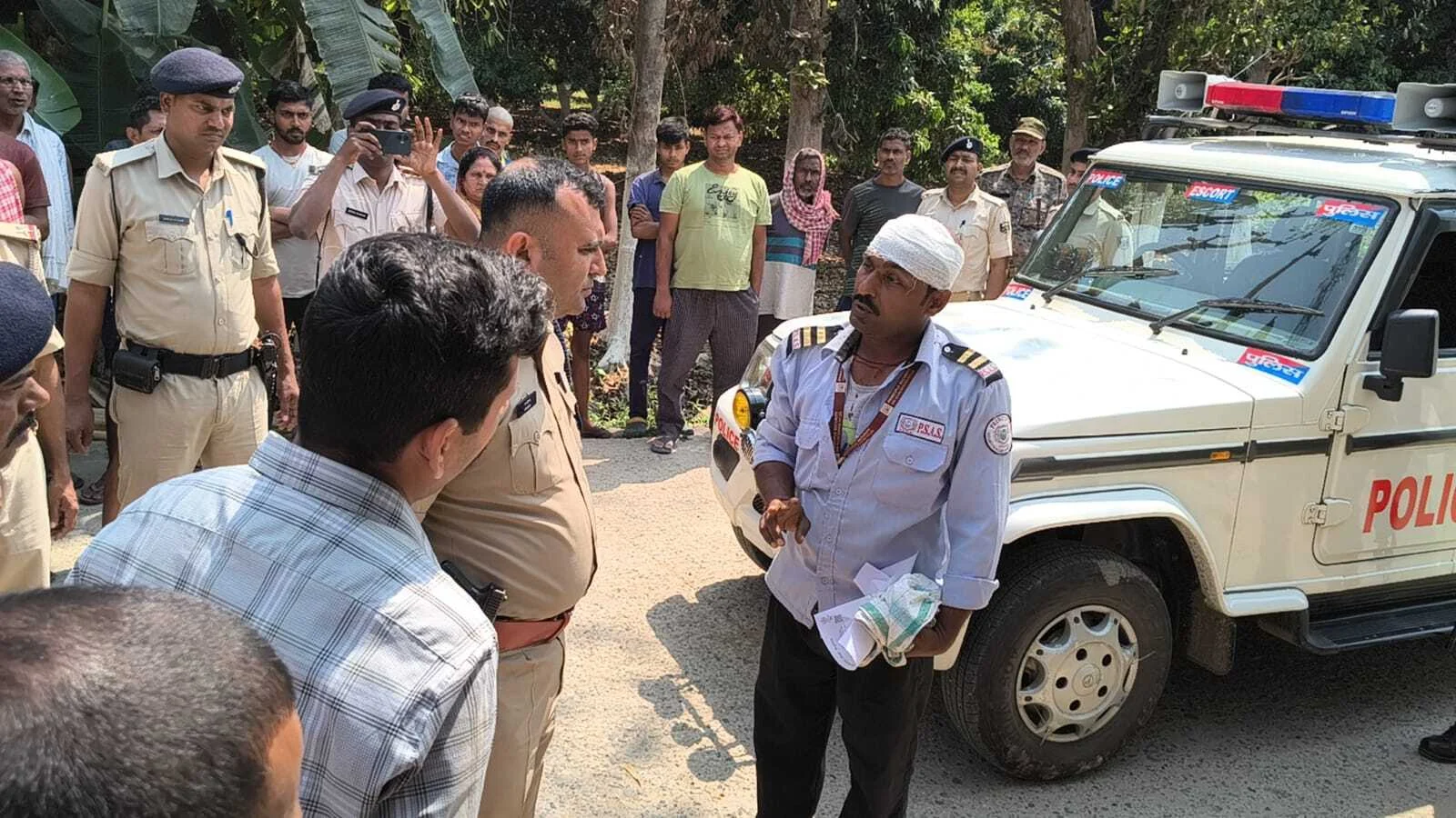 बेगूसराय में अपराधियो ने हथियार के बल पर तेघरा एक्सिस बैंक से की लाखों की लूट, 6 की संख्या में अपराधियों ने बैंक में घुसा और बैंक कर्मचारियों को बंधक बनाकर किया लूटपाट 2