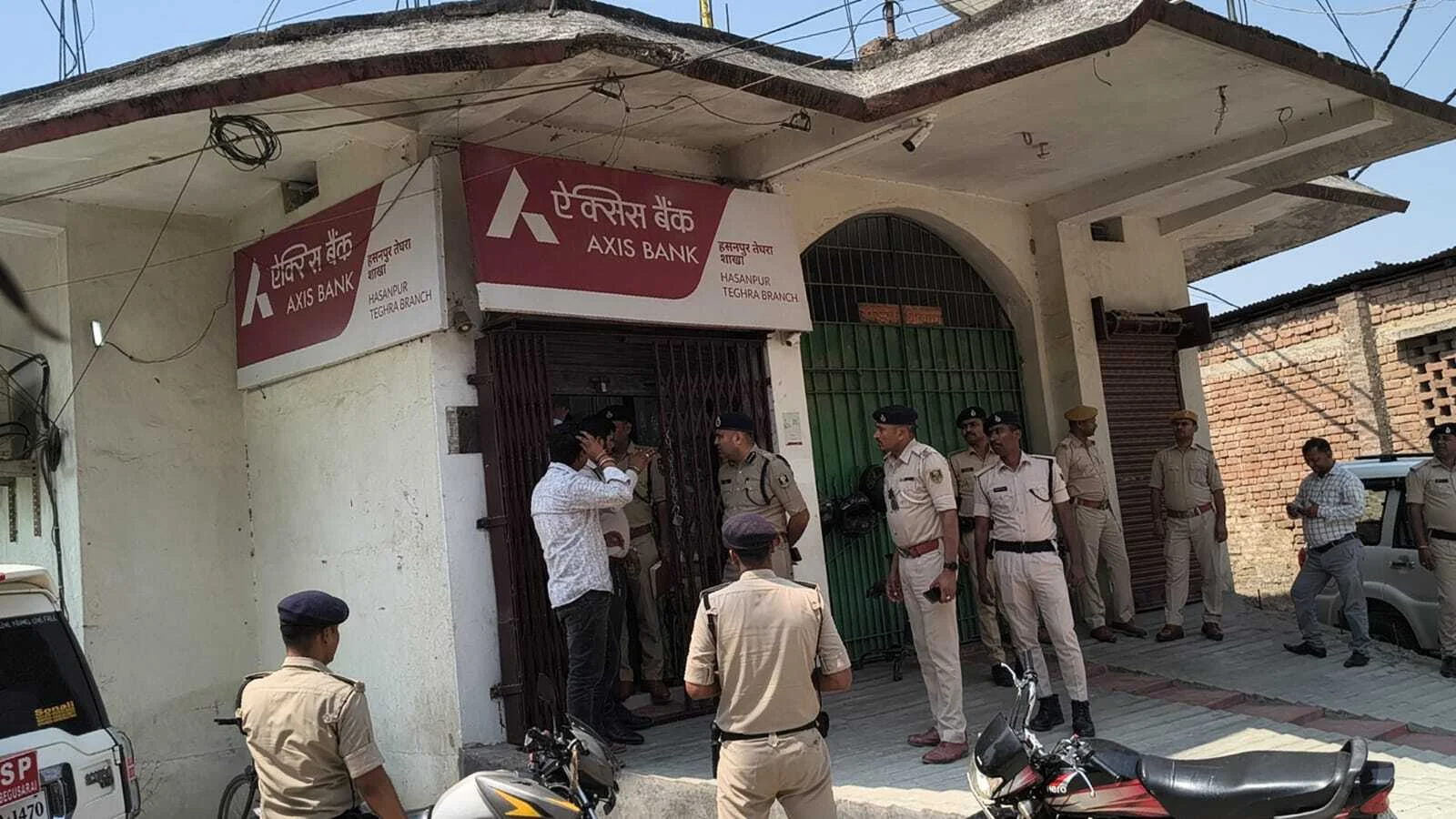 बेगूसराय में अपराधियो ने हथियार के बल पर तेघरा एक्सिस बैंक से की लाखों की लूट, 6 की संख्या में अपराधियों ने बैंक में घुसा और बैंक कर्मचारियों को बंधक बनाकर किया लूटपाट 3
