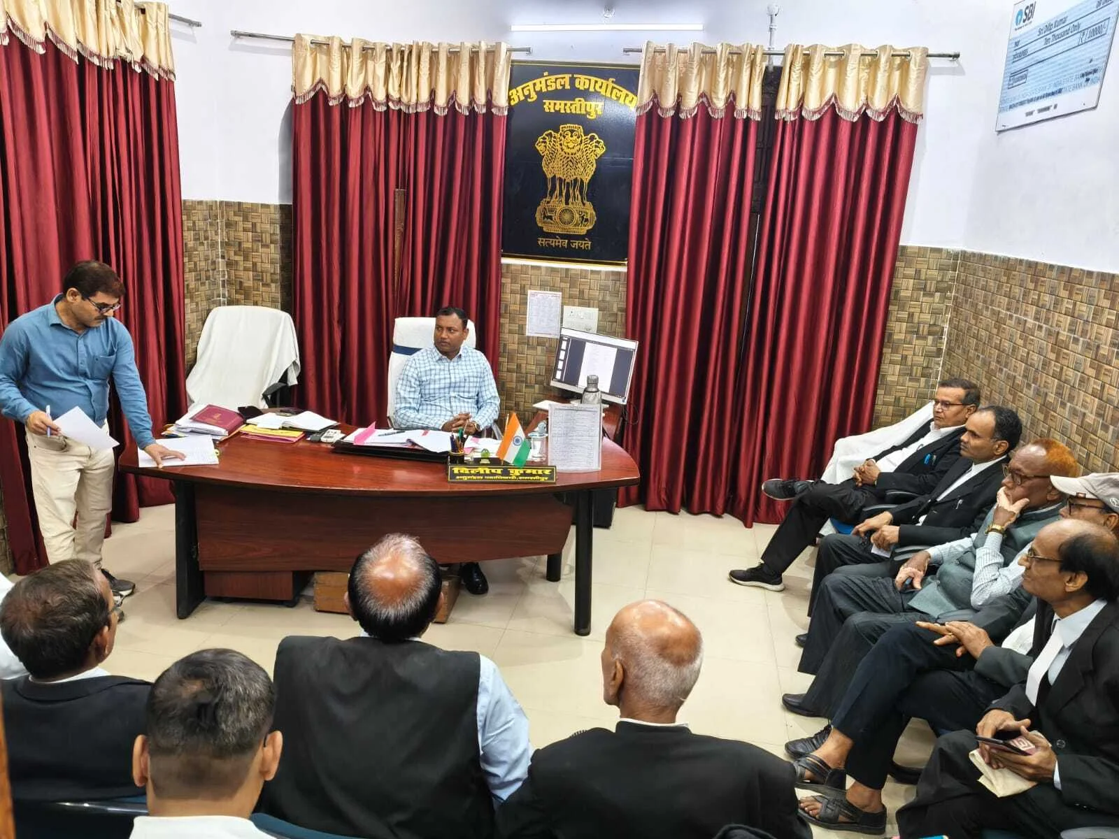 समस्तीपुर: अनुमंडल पदाधिकारी की अध्यक्षता में अधिवक्ताओं के साथ बैठक, नोटरी कार्यों में निर्धारित शुल्क की पारदर्शिता पर दिया जोर 2