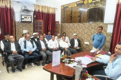 समस्तीपुर: अनुमंडल पदाधिकारी की अध्यक्षता में अधिवक्ताओं के साथ बैठक, नोटरी कार्यों में निर्धारित शुल्क की पारदर्शिता पर दिया जोर 10