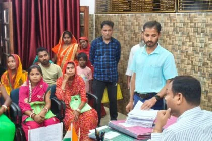 समस्तीपुर: अनुमंडल कार्यालय में 'सेवा संवाद समाधान' की समीक्षा: एसडीएम दिलीप कुमार ने दिए त्वरित निष्पादन के निर्देश 22