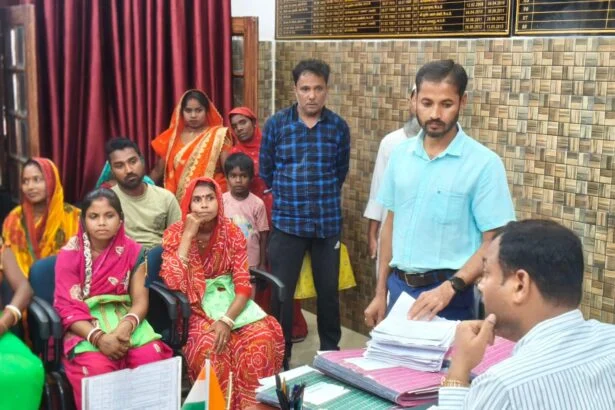 समस्तीपुर: अनुमंडल कार्यालय में 'सेवा संवाद समाधान' की समीक्षा: एसडीएम दिलीप कुमार ने दिए त्वरित निष्पादन के निर्देश 5