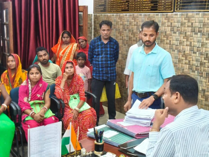 समस्तीपुर: अनुमंडल कार्यालय में 'सेवा संवाद समाधान' की समीक्षा: एसडीएम दिलीप कुमार ने दिए त्वरित निष्पादन के निर्देश 1