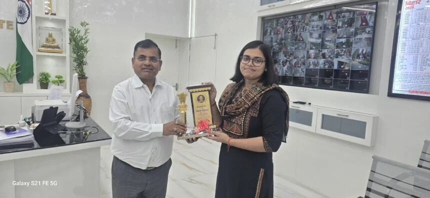 बेगूसराय समाहरणालय में यूपीएससी 2025 के सफल अभ्यर्थियों को डीएम श्रीकांत शास्त्री और एसपी मनीष ने  किया सम्मानित 1