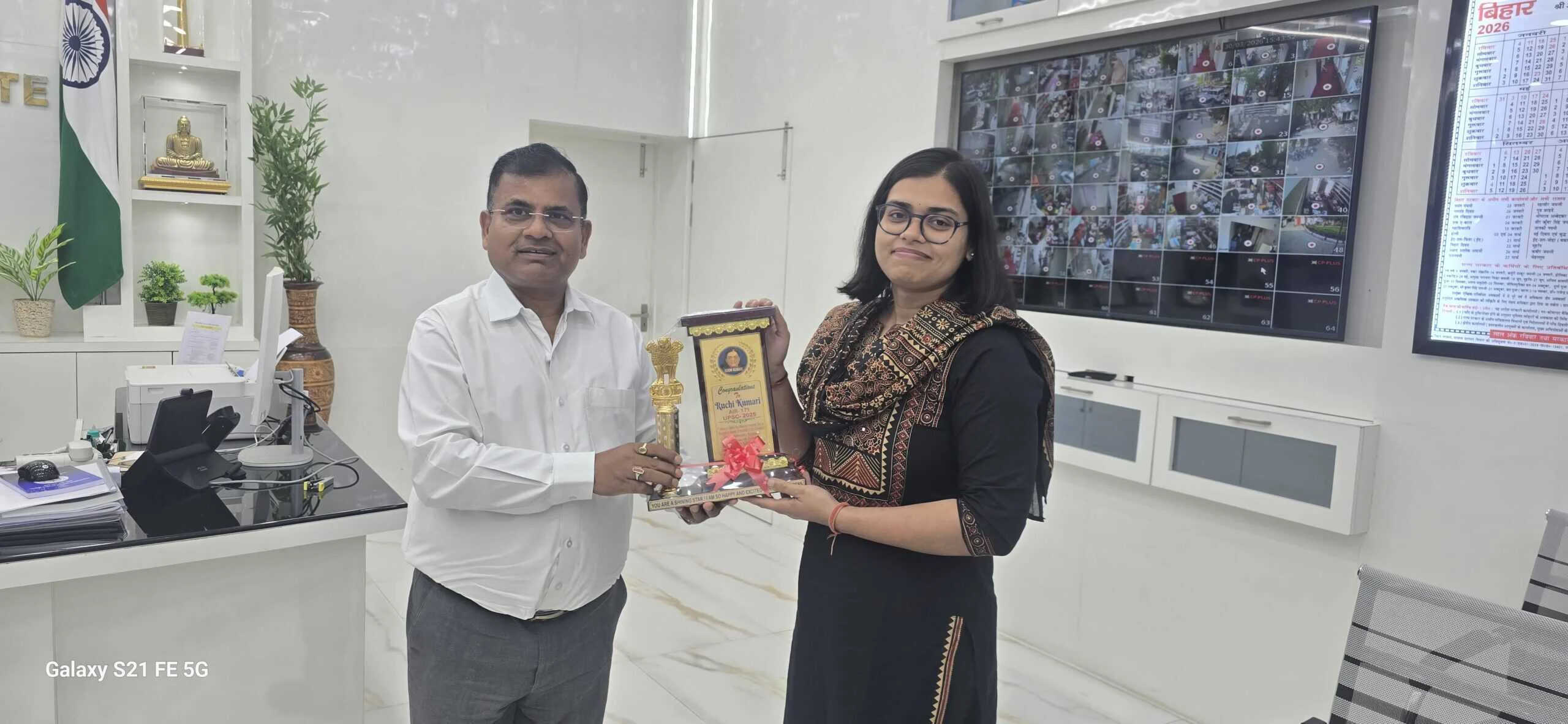 बेगूसराय समाहरणालय में यूपीएससी 2025 के सफल अभ्यर्थियों को डीएम श्रीकांत शास्त्री और एसपी मनीष ने  किया सम्मानित 5