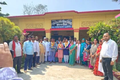 टॉपर्स का सम्मान: बनवारीपुर हाई स्कूल में मेधावी छात्रों को किया गया सम्मानित 16