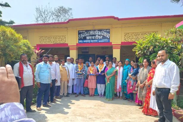 टॉपर्स का सम्मान: बनवारीपुर हाई स्कूल में मेधावी छात्रों को किया गया सम्मानित 1