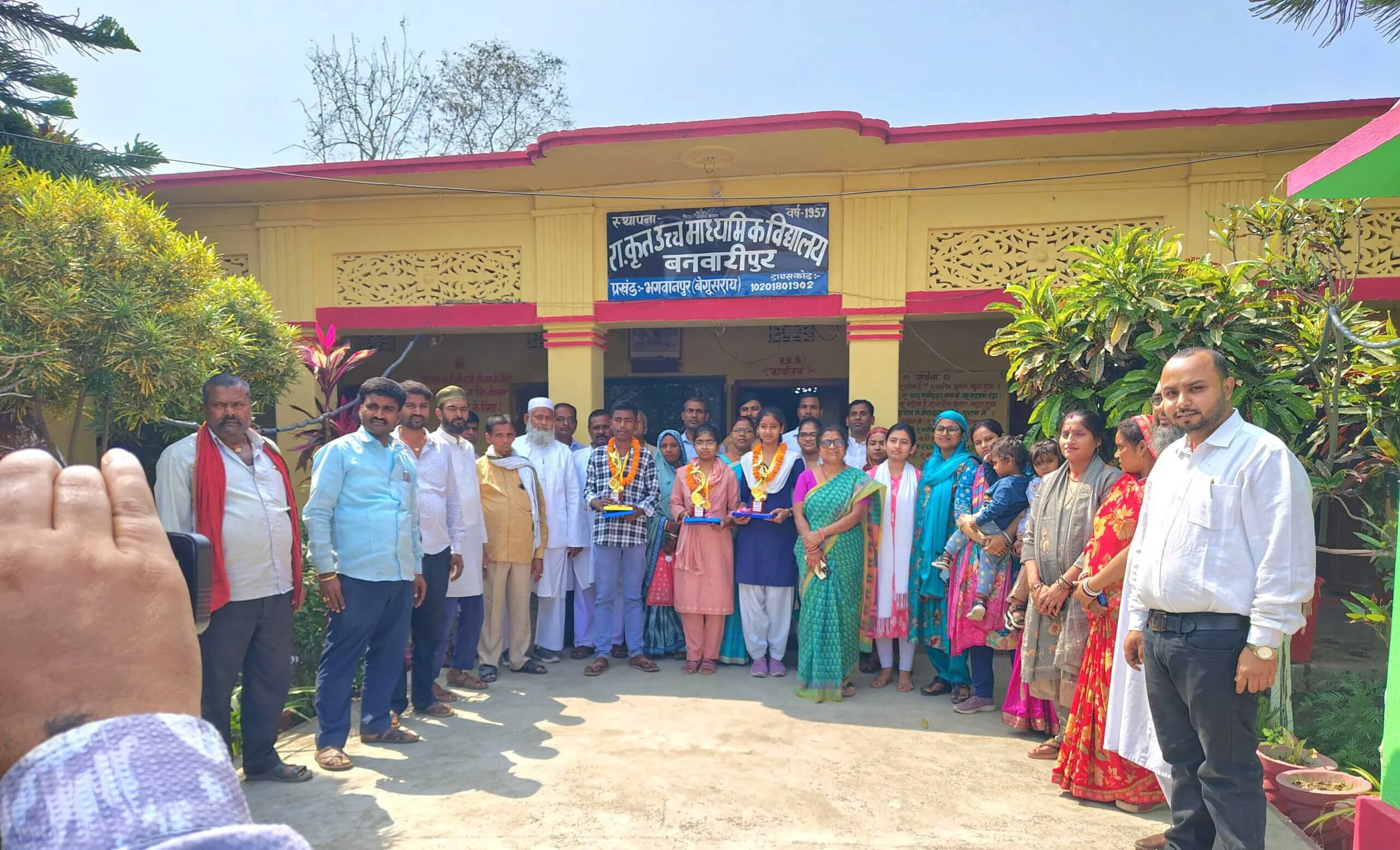 टॉपर्स का सम्मान: बनवारीपुर हाई स्कूल में मेधावी छात्रों को किया गया सम्मानित 5