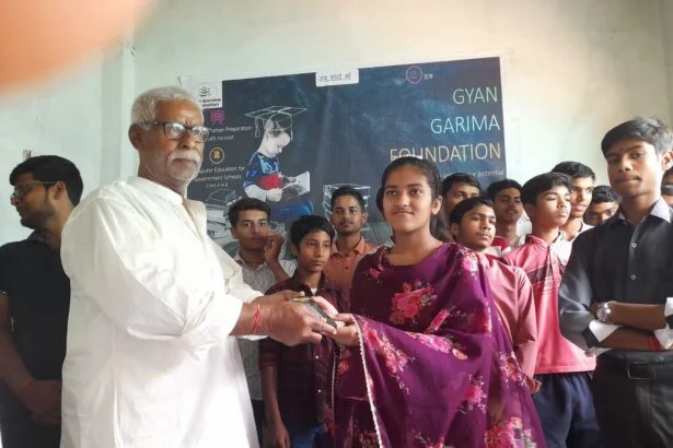 तेघरा के आधारपुर में ज्ञान गरिमा फाउंडेशन ने मेधावी छात्रों को किया सम्मानित  3