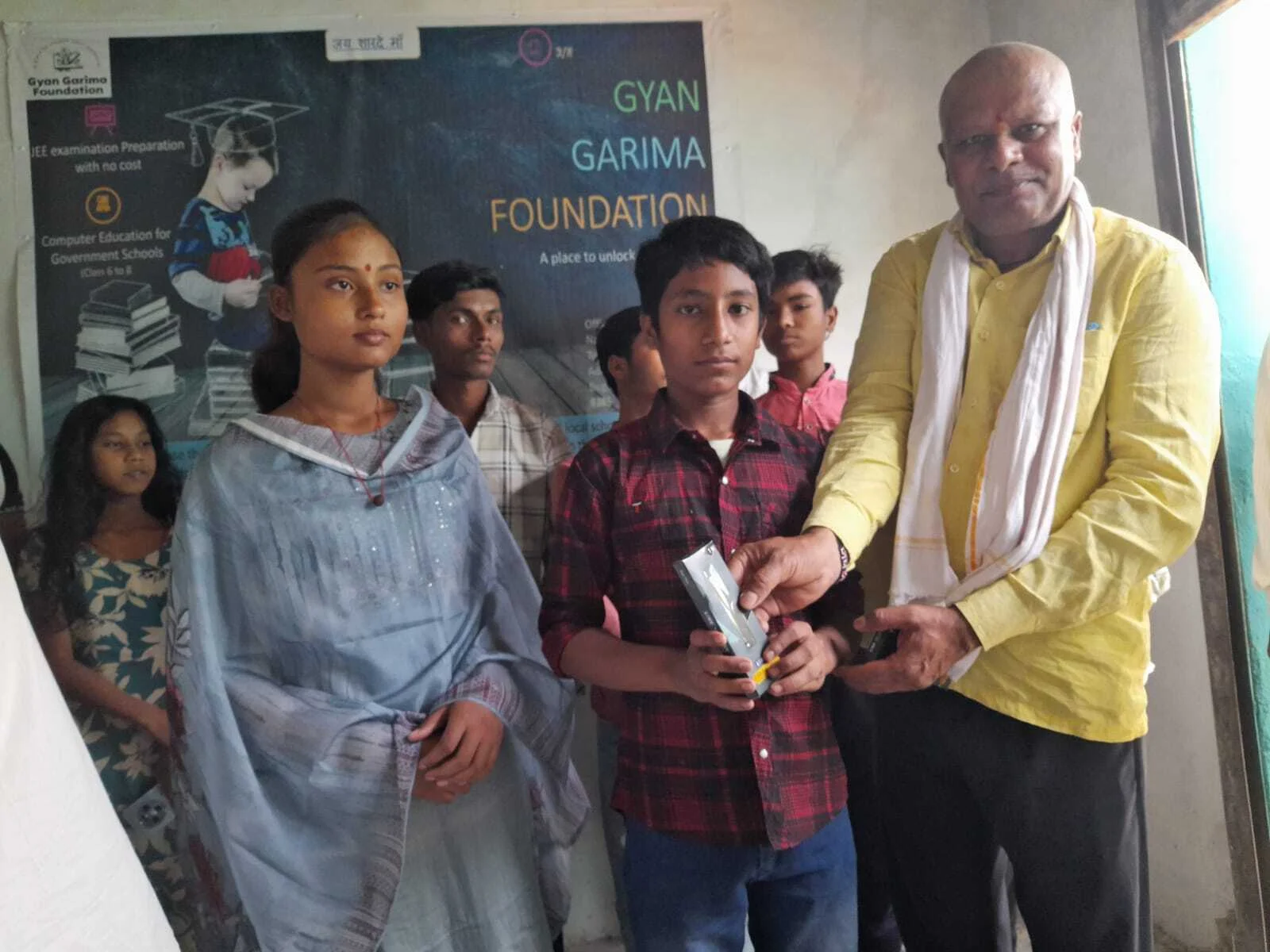 तेघरा के आधारपुर में ज्ञान गरिमा फाउंडेशन ने मेधावी छात्रों को किया सम्मानित  2