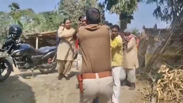 समस्तीपुर: 2 डिसमिल जमीन के लिए  युवक ने किया आत्मदाह का प्रयास; पुलिस की तत्परता से टला बड़ा हादसा 3