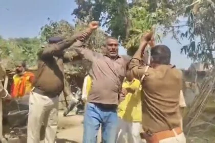 समस्तीपुर: 2 डिसमिल जमीन के लिए  युवक ने किया आत्मदाह का प्रयास; पुलिस की तत्परता से टला बड़ा हादसा 23