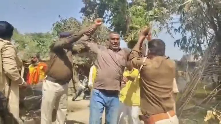 समस्तीपुर: 2 डिसमिल जमीन के लिए  युवक ने किया आत्मदाह का प्रयास; पुलिस की तत्परता से टला बड़ा हादसा 6