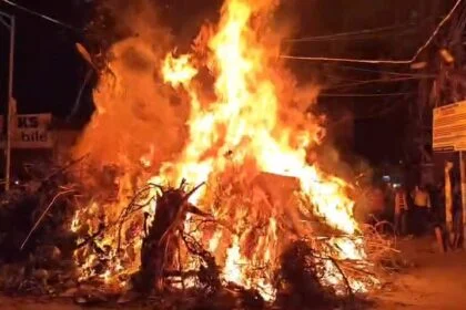 नालंदा में आस्था और उल्लास के साथ हुआ होलिका दहन: बुराई पर अच्छाई की जीत का संकल्प 18