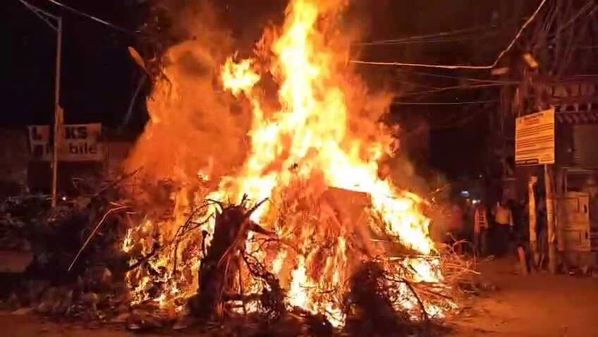 नालंदा में आस्था और उल्लास के साथ हुआ होलिका दहन: बुराई पर अच्छाई की जीत का संकल्प 4