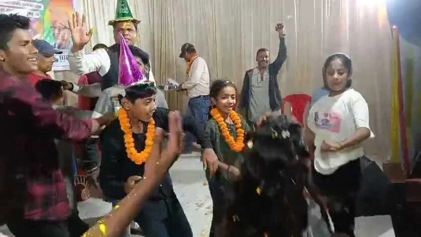 खगड़िया: मथुरापुर में 'होली मिलन सह बाल कवि गोष्ठी' की धूम: सैनिक स्कूल में गूंजी कविताएं, सांस्कृतिक प्रस्तुतियों ने मोहा मन 3