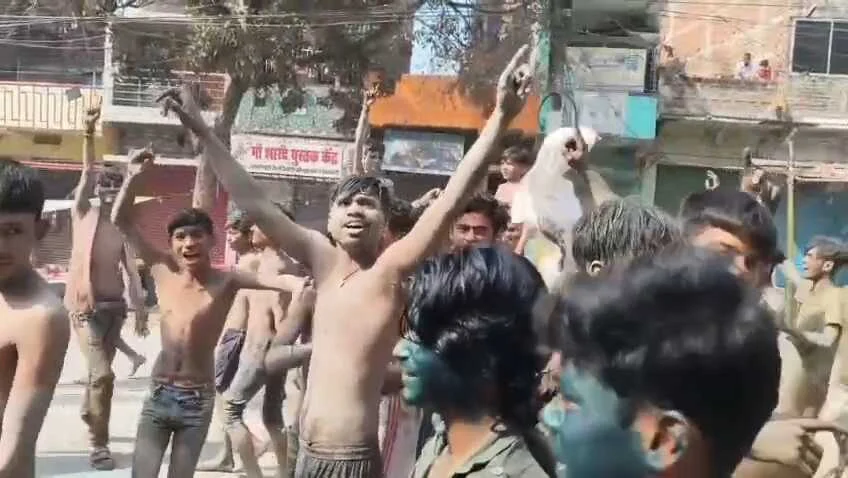 नालंदा का अनूठा रंग: पहले कीचड़ की मस्ती, फिर गुलाल से सजी होली 7