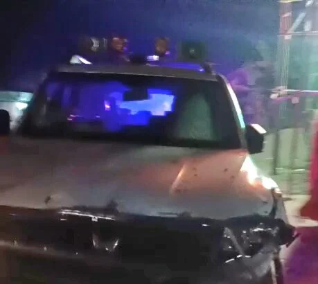 समस्तीपुर: उत्पाद अधीक्षक लिखी गाड़ी दुर्घटनाग्रस्त, शराब के नशे में एक्सिडेंट होने का हल्ला कर ग्रामीणों ने जमकर किया बवाल  1