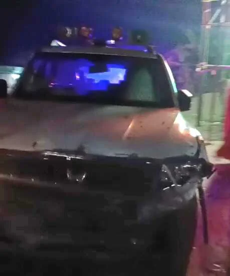 समस्तीपुर: उत्पाद अधीक्षक लिखी गाड़ी दुर्घटनाग्रस्त, शराब के नशे में एक्सिडेंट होने का हल्ला कर ग्रामीणों ने जमकर किया बवाल  1