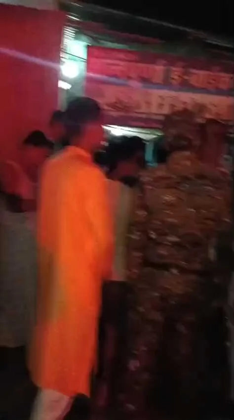 समस्तीपुर: उत्पाद अधीक्षक लिखी गाड़ी दुर्घटनाग्रस्त, शराब के नशे में एक्सिडेंट होने का हल्ला कर ग्रामीणों ने जमकर किया बवाल  2