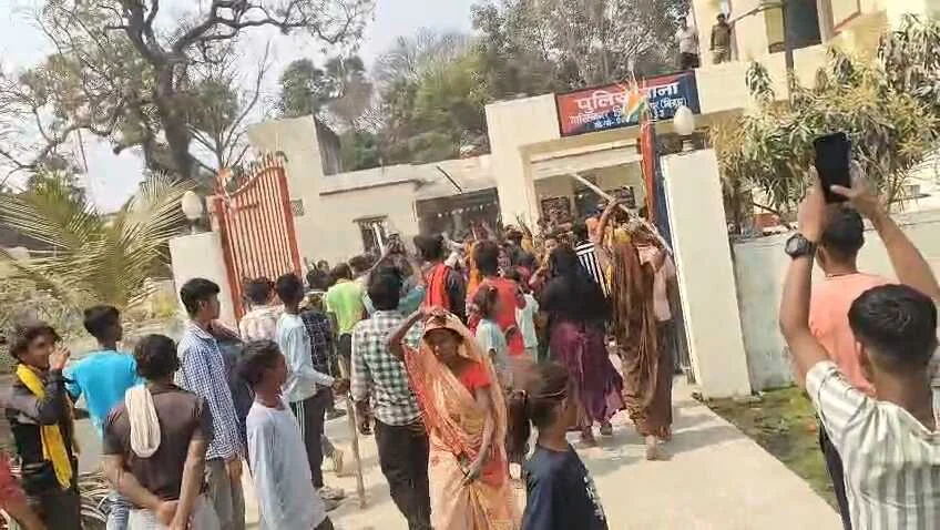 समस्तीपुर: होली की खुशियां मातम में बदली, युवक की गला दबाकर हत्या; गड्ढे से मिला शव 6