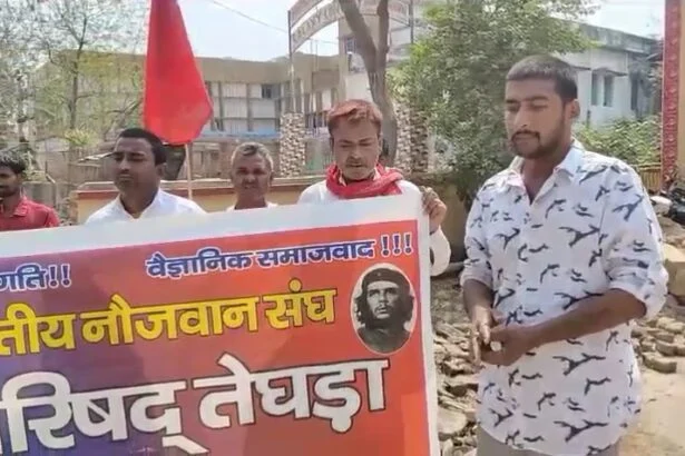 होमगार्ड अभ्यर्थियों पर लाठीचार्ज के विरोध में AIYF का फूटा गुस्सा, गृहमंत्री का पुतला फूंका 1
