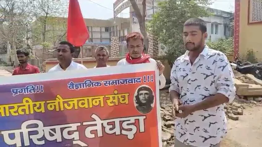 होमगार्ड अभ्यर्थियों पर लाठीचार्ज के विरोध में AIYF का फूटा गुस्सा, गृहमंत्री का पुतला फूंका 6