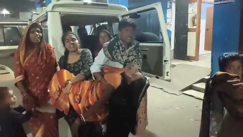 समस्तीपुर में बर्बरता: पानी बहाने के विवाद में वार्ड सदस्य ने परिवार को पानी में डुबो-डुबो कर पीटा, वीडियो वायरल 4