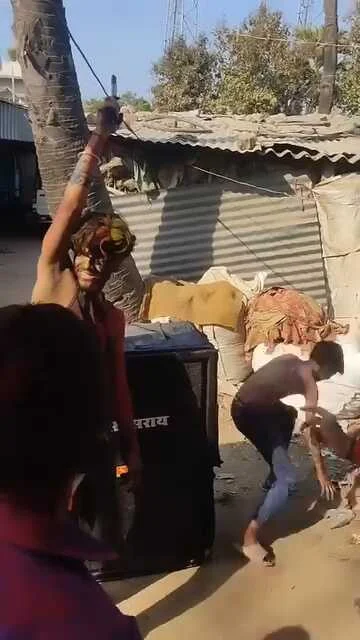 होली के जश्न में खौफ का रंग: समस्तीपुर में भोजपुरी गाने पर थिरकते हुए युवक ने की हवाई फायरिंग, वीडियो वायरल 2