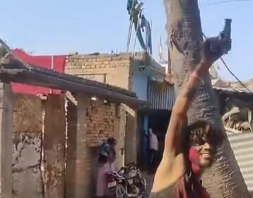 होली के जश्न में खौफ का रंग: समस्तीपुर में भोजपुरी गाने पर थिरकते हुए युवक ने की हवाई फायरिंग, वीडियो वायरल 24