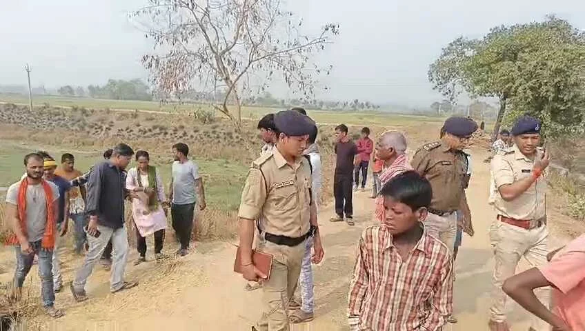 प्रेम प्रसंग में युवक की हत्या, हत्या कर शव को तालाब में फेका, पूर्व से चल रहा था विवाद, मौके पर पहुंची पुलिस 4