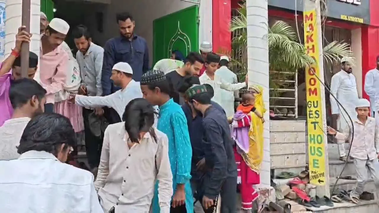 अमेरिका, इजरायल के द्वारा ईरान पर हो रहे हमले को लेकर नालंदा जिला के अल्पसंख्यक समुदाय के लोगों ने किया विरोध, युद्ध विराम के लिए भारत सरकार करें हस्तक्षेप, ईरान के समर्थन में उतरे लोग 2