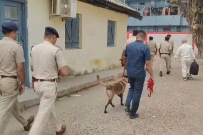 बेगूसराय सिविल कोर्ट को फिर बम से उड़ाने की धमकी, परिसर में हाई अलर्ट; एसपी मनीष पहुंचे, डॉग स्क्वॉड व बम निरोधक दस्ता कर रहा जांच 2